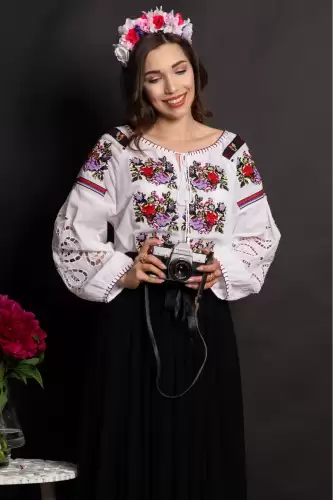 Ie traditionala Sidonia cu maneci perforate si broderie florala