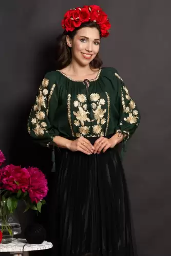 Ie traditionala verde din vascoza Salome cu flori aurii brodate