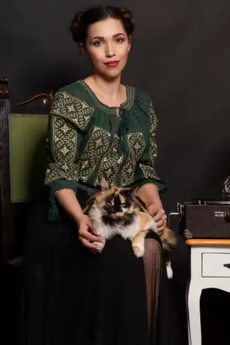 Ie traditionala verde Nadia cu simbolul crucii brodat