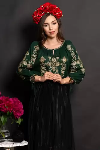 Ie traditionala verde Reyna cu broderie aurie si simbolul rombului