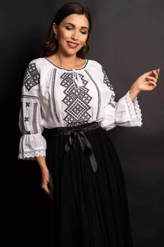 Ie transilvaneana cu simbolul traditional al rombului