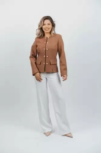 Jacheta bej cu doua randuri de nasturi pretiosi