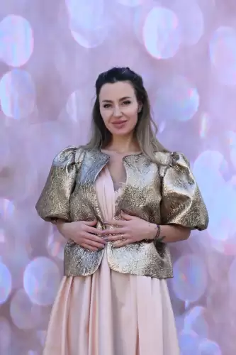 Jacheta din brocard cu umeri bufanti