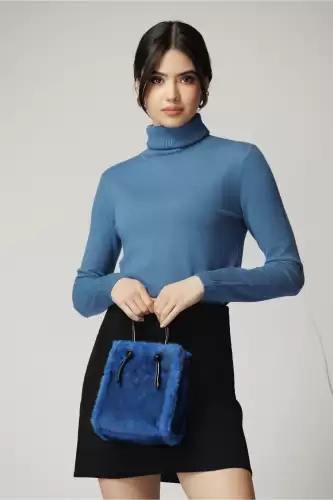 Maleta din tricot bleu cu guler intors