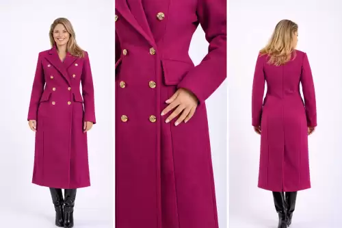 Palton dama fucsia cambrat cu lungimea midi prevazut cu doua randuri de nasturi metalici aurii