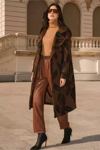 Palton din fleece maro cu imprimeuri negre