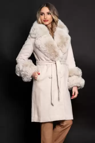 Palton elegant bej Kalina din stofa cu blana la guler si mansete