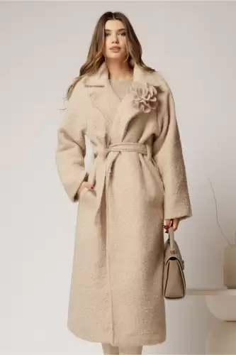 Palton lung elegant din bucle bej cu floare pe bust si cordon in talie