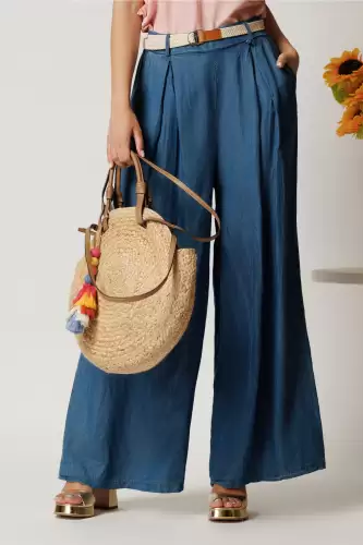 Pantaloni albastri din lyocell cu croi lejer si curea in talie