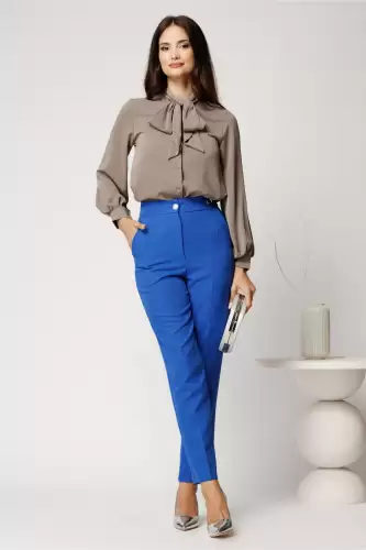 Pantaloni albastri din stofa cu croi drept si buzunare