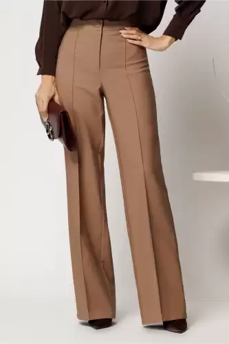 Pantaloni bej din stofa evazati cu dunga
