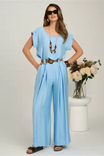 Pantaloni bleu din viscoza evazati cu pliuri si curea in talie