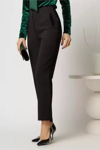 Pantaloni dama negri conici cu vipusca din catifea