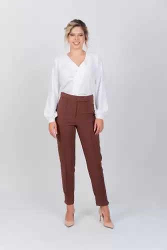 Pantaloni pana eleganti cu dunga pe mijloc accesorizati cu nasturi la baza