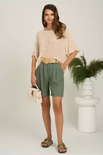 Pantaloni scurti kaki din in cu croi lejer si curea in talie