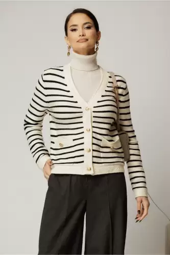 Pulover alb cu dungi negre si inchidere cu nasturi
