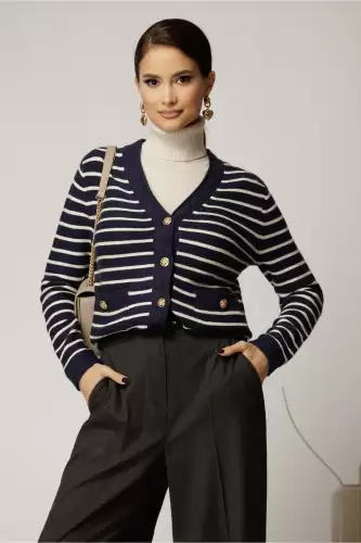 Pulover bleumarin cu dungi albe si inchidere cu nasturi