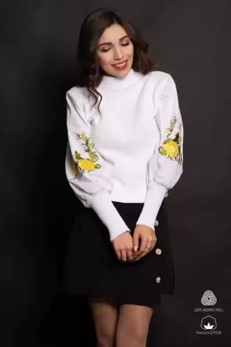Pulover dama din bumbac alb cu maneci brodate cu trandafiri galbeni