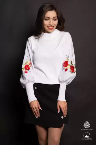 Pulover dama din bumbac alb cu maneci brodate cu trandafiri rosii