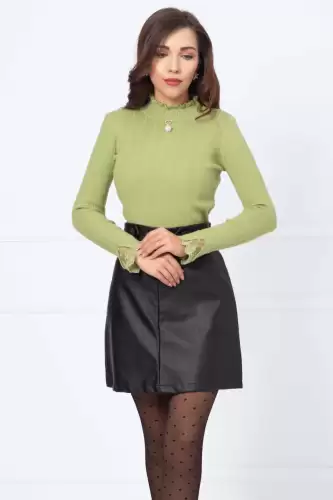 Pulover dama din tricot salvie cu volan din dantela si brosa cu inima