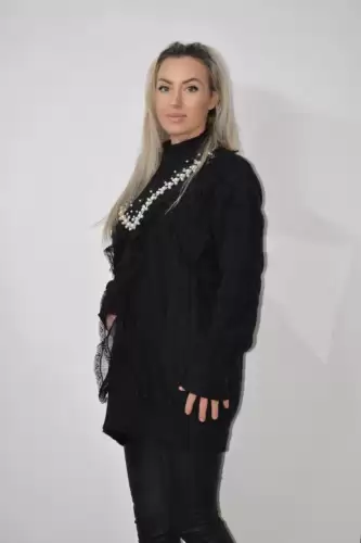 Pulover dama negru prevazut cu accesorii si volane din dantela