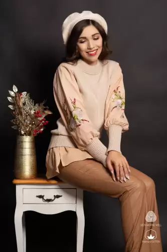 Pulover din bumbac bej cu broderie florala crem-rosu si insertie tip camasa
