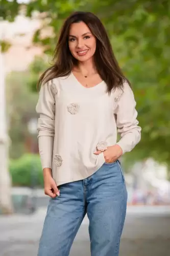 Pulover din tricot fin bej cu flori 3D tricotate