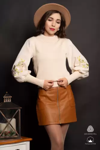 Pulover traditional din bumbac crem cu flori bej si galbene brodate