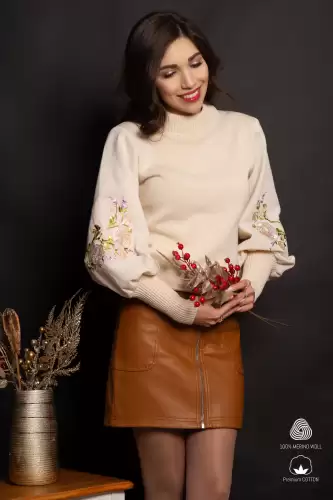 Pulover traditional din bumbac crem cu flori bej si lila brodate