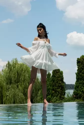 Rochie alba din voal cu volane