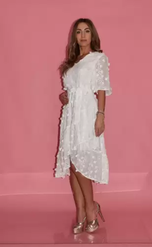 Rochie alba eleganta din voal cu volane