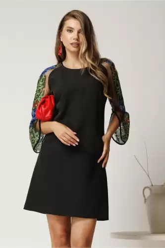 Rochie Andrea scurta neagra din stofa cu croi cambrat si maneci din dantela