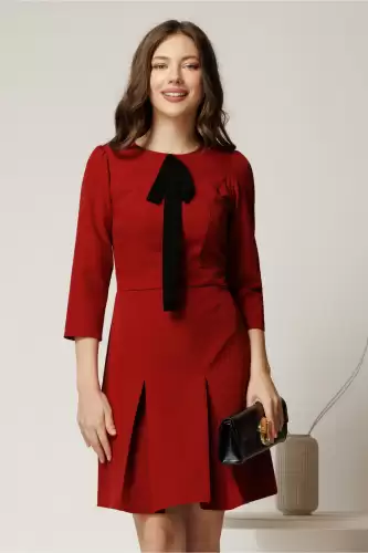 Rochie burgundy scurta din stofa cu esarfa neagra la decolteu