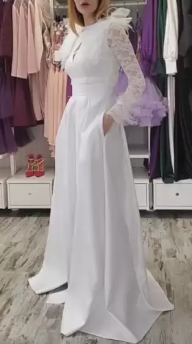 Rochie de ocazie alba din tafta accesorizata cu pene si maneci din dantela