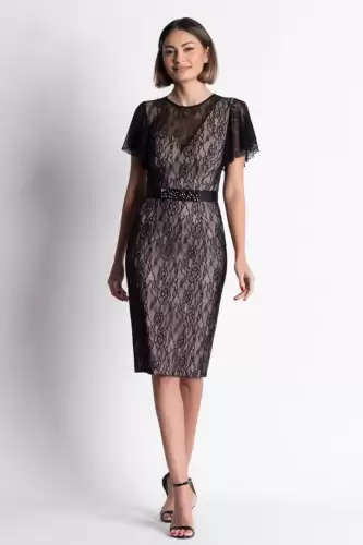 Rochie de ocazie din dantela neagra pe captuseala fina nude cu croi drept si lungime midi