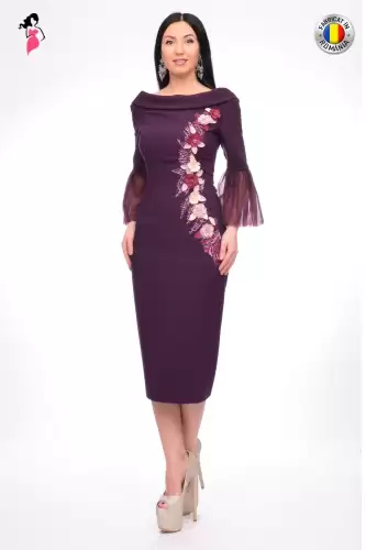 Rochie de ocazie dreapta din stofa fina calitativa cu broderie pretioasa in partea superioara