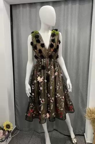 Rochie de ocazie midi clos prevazuta cu broderie florala colorata