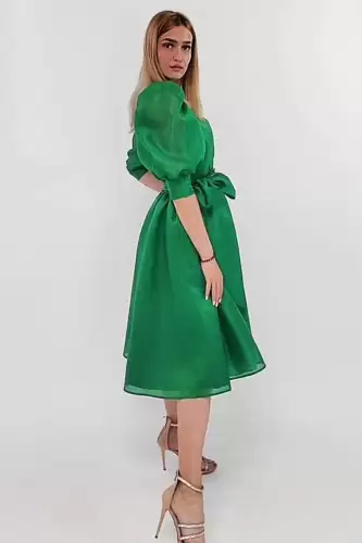Rochie de ocazie vaporoasa de culoare verde prevazuta cu maneci usor bufante