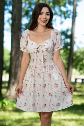 Rochie de vara ecru in clos cu flori imprimate