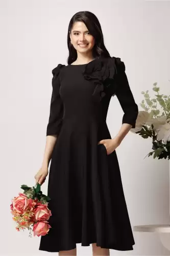 Rochie din stofa neagra cu floare maxi pe bust