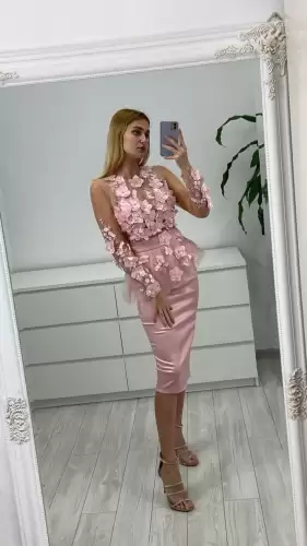 Rochie din tafta conica prevazuta cu basc si broderie flori 3D
