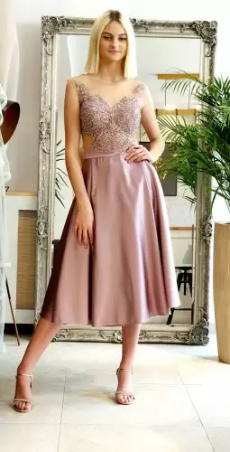 Rochie din tafta roz-prafuit prevazuta cu broderie pretioasa cu perle in partea superiora