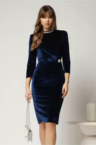 Rochie DY Fashion bleumarin din catifea cu perle la guler si brosa eleganta
