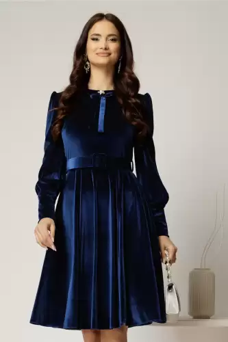 Rochie DY Fashion din catifea bleumarin cu funda si brosa la guler