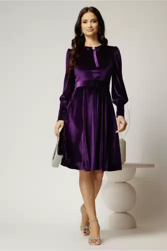 Rochie DY Fashion din catifea mov cu funda si brosa la guler