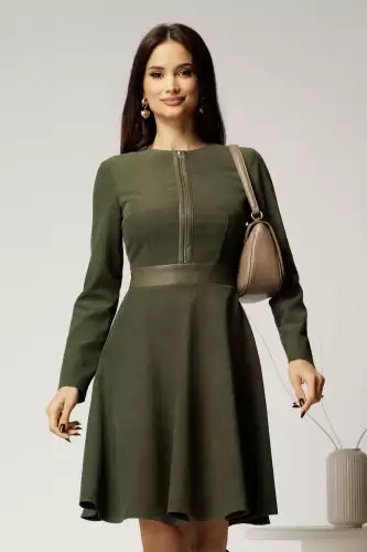 Rochie DY Fashion din stofa velur kaki cu fermoar metalic decorativ si insertii din piele