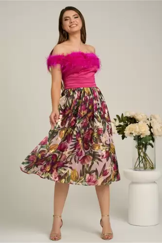 Rochie DY Fashion fucsia cu imprimeu pe fusta si pene la bust