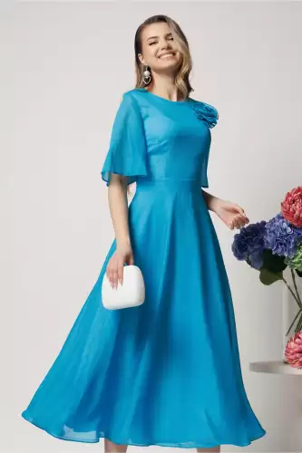 Rochie DY Fashion lunga albastra din voal cu fir lurex in clos cu accesoriu la bust