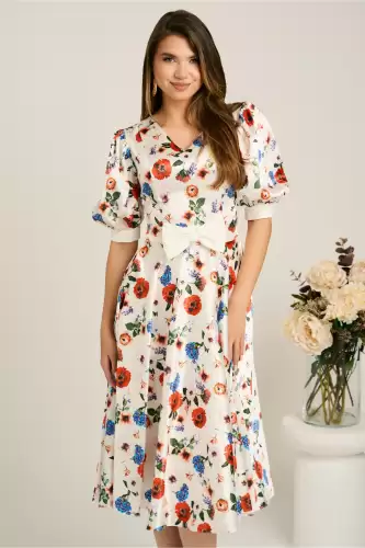 Rochie DY Fashion midi alba din satin in clos cu flori colorate si funda in talie