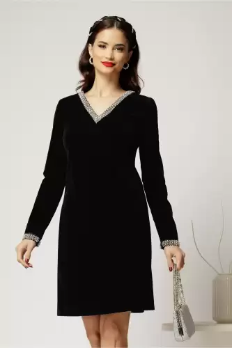 Rochie DY Fashion neagra din catifea fixa cu perle la decolteu si maneci